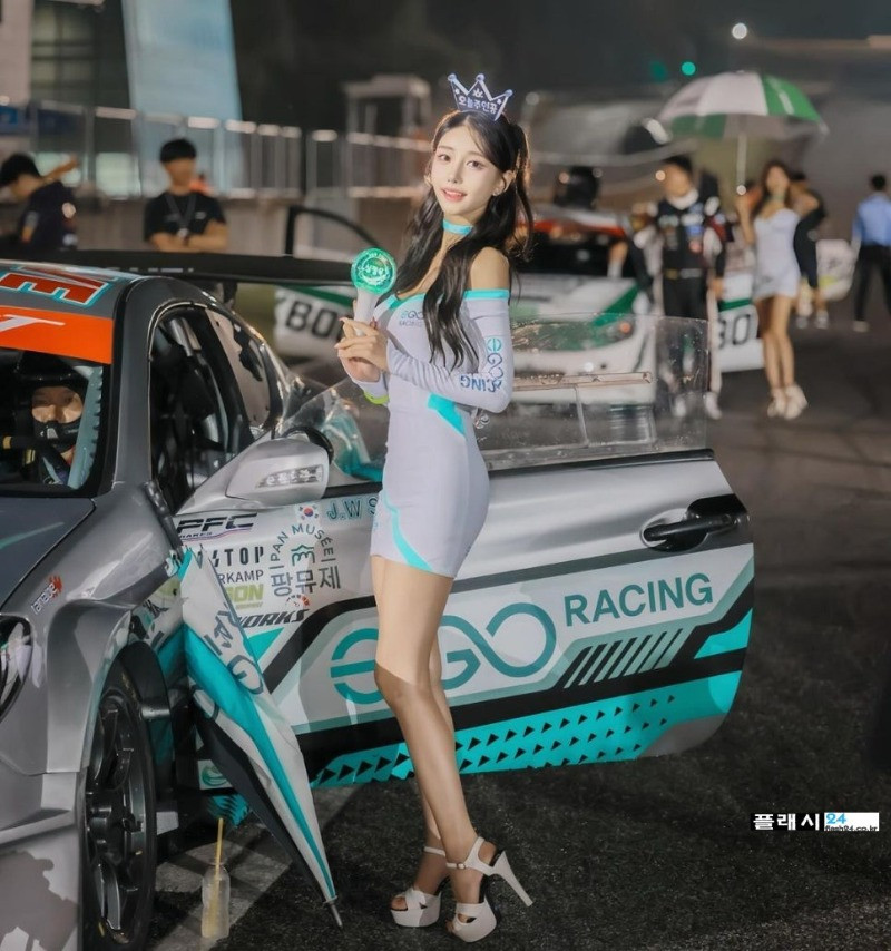 Racing model Lee Sia, who is not slender