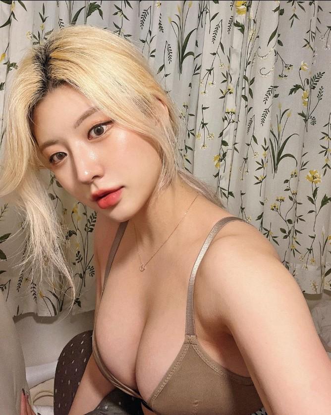 Hyejjing @_i.magine_ No bra breasts in pajamas