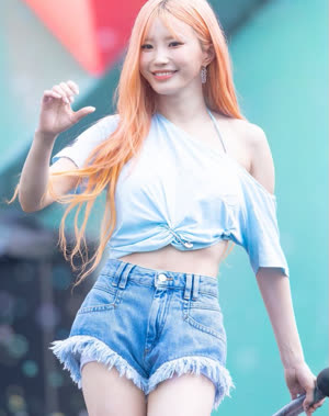 Fromis_Nine Song Ha-young's shoulders exposed, tied overfit t-shirt, sky blue bra bikini exposed