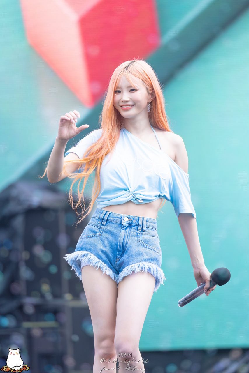 Fromis_Nine Song Ha-young's shoulders exposed, tied overfit t-shirt, sky blue bra bikini exposed