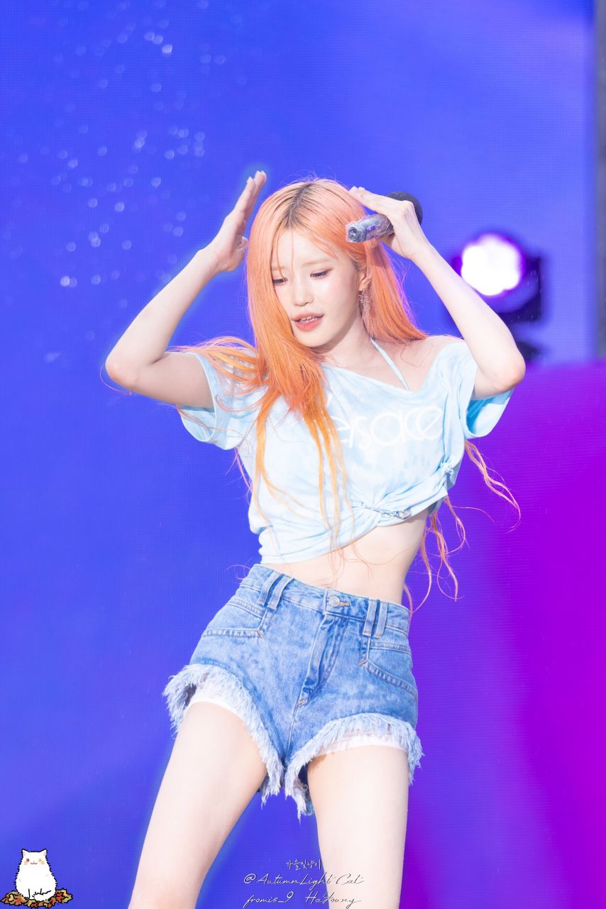 Fromis_Nine Song Ha-young's shoulders exposed, tied overfit t-shirt, sky blue bra bikini exposed