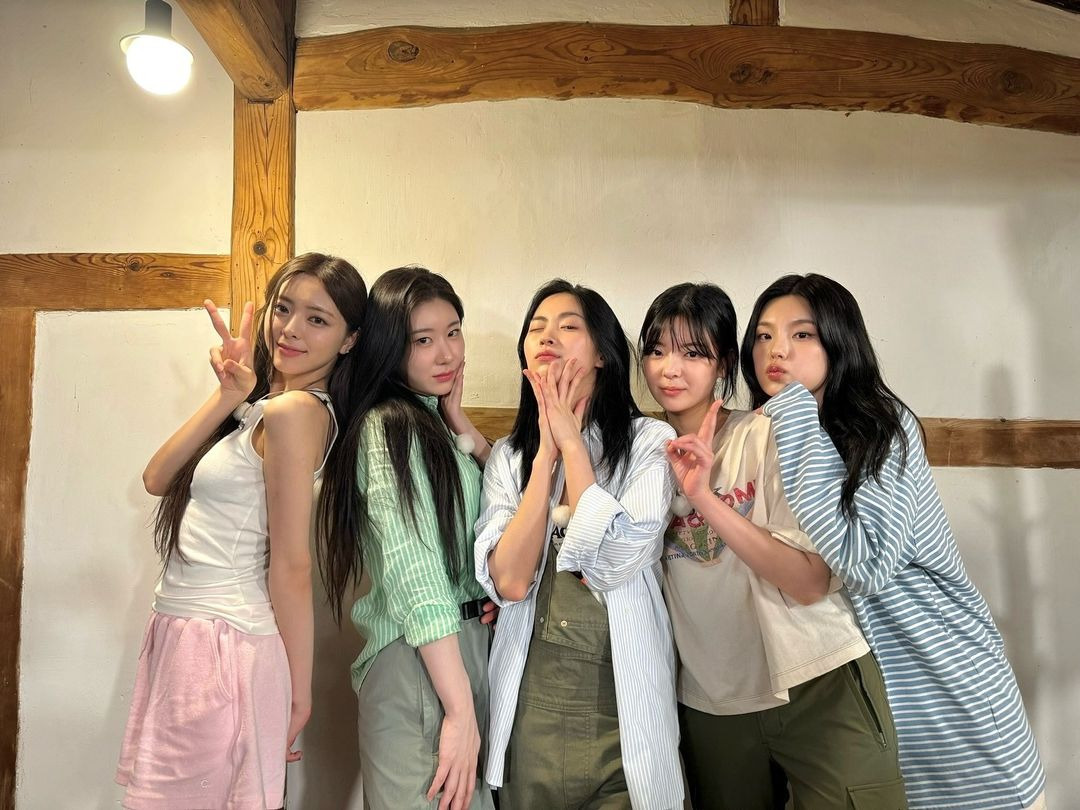 ITZY's beauty style as a whole came together in a country house in the countryside