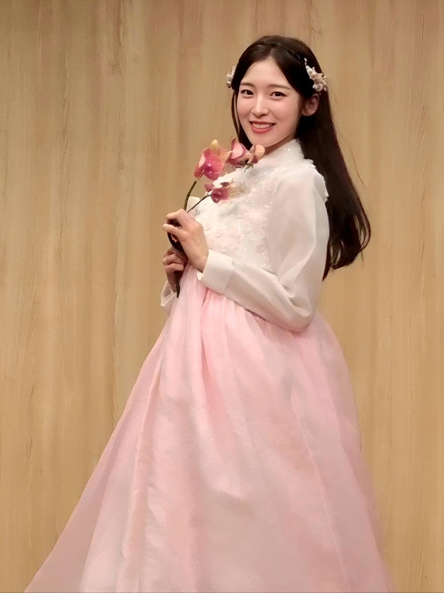 Oh My Girl Arin in Hanbok