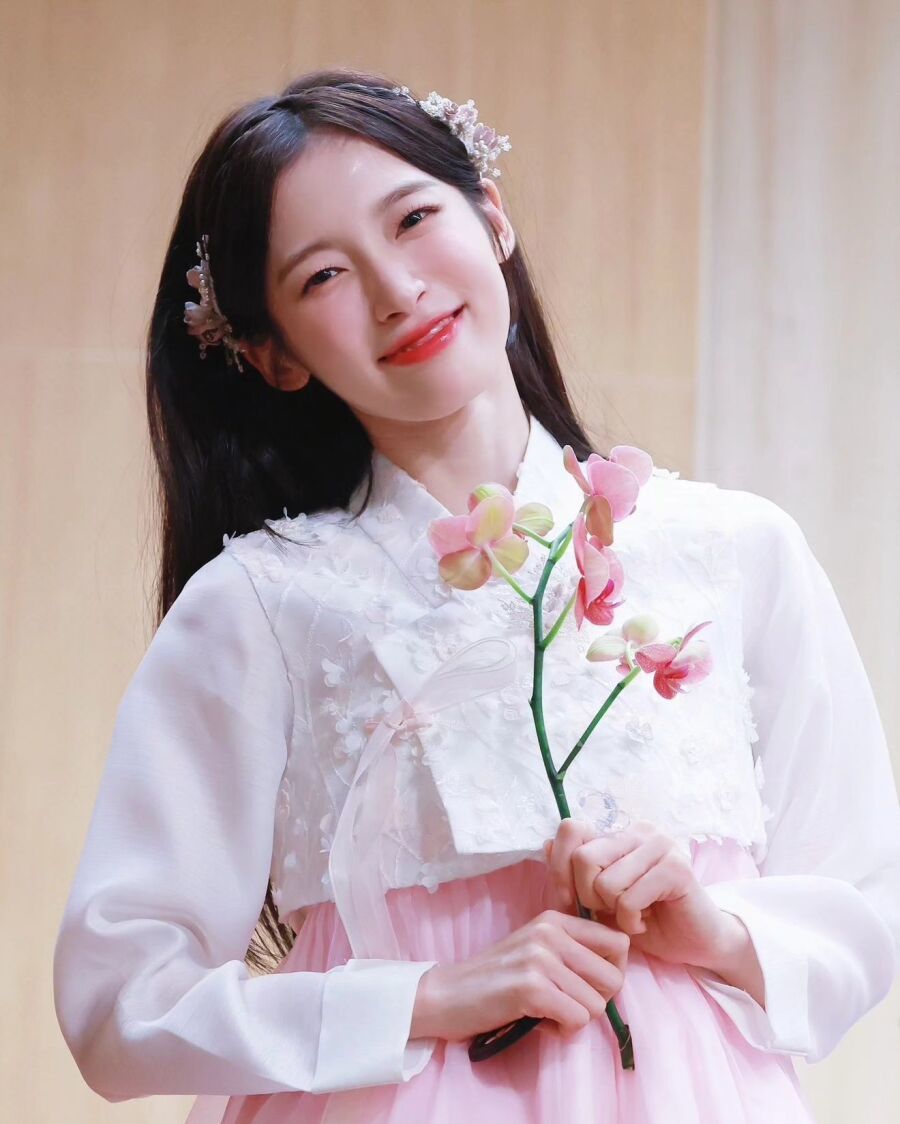 Oh My Girl Arin in Hanbok