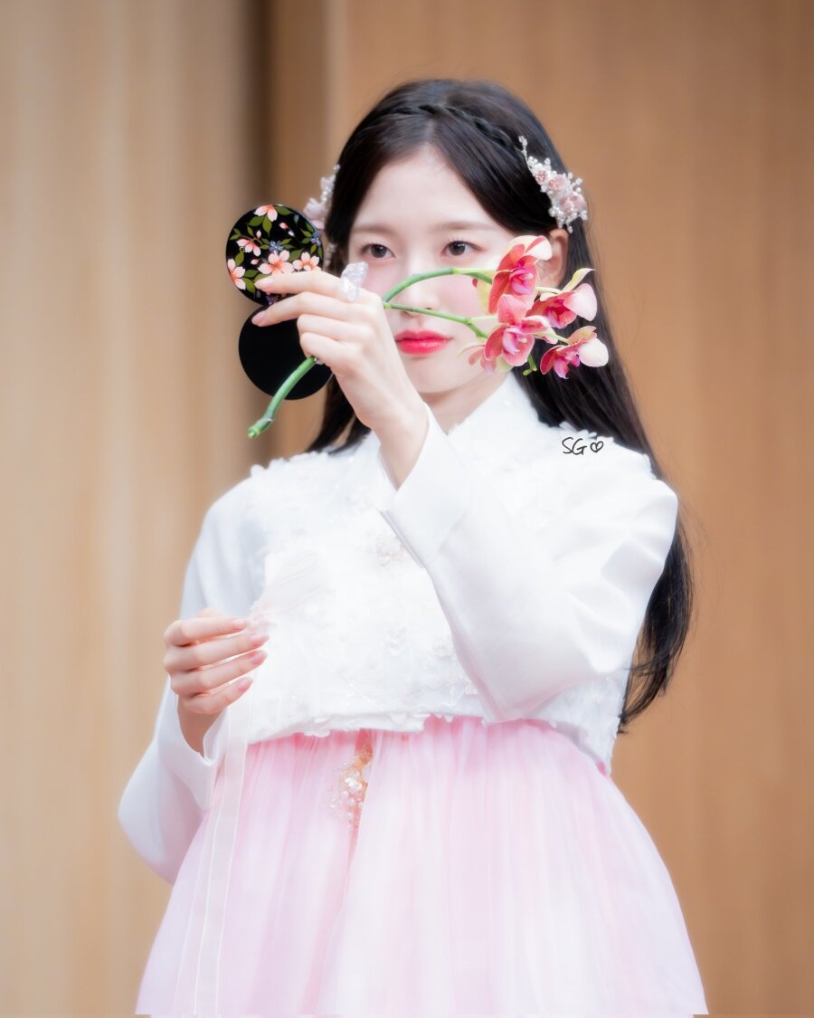 Oh My Girl Arin in Hanbok