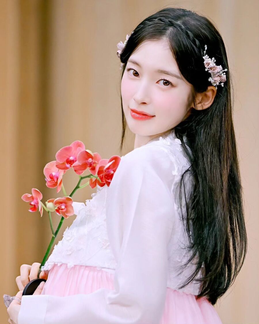 Oh My Girl Arin in Hanbok