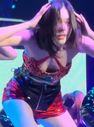 ITZY ITZY Ryujin and Yuna lingerie look, slightly bowed cleavage and thighs