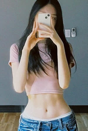 Produce 48 Kim Do-ah wearing short leggings, doing yoga, subtle pelvic line, narrow waist and belly button