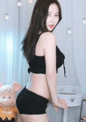 BJ Hwajeong is a married woman, so she’s more attractive, black hot pants, jeans, pelvic rotation